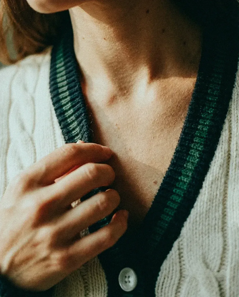 Détail col cardigan cable-knit bandes marines Frame, visuel IA — Trendy Colors