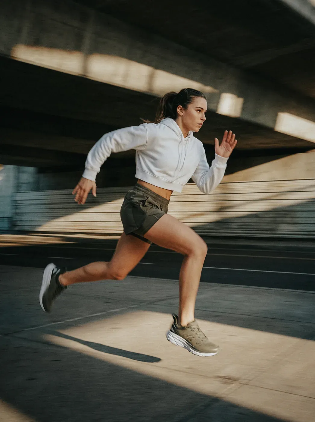 Détail semelle et tige sneaker running kaki, focus produit IA — Trendy Colors