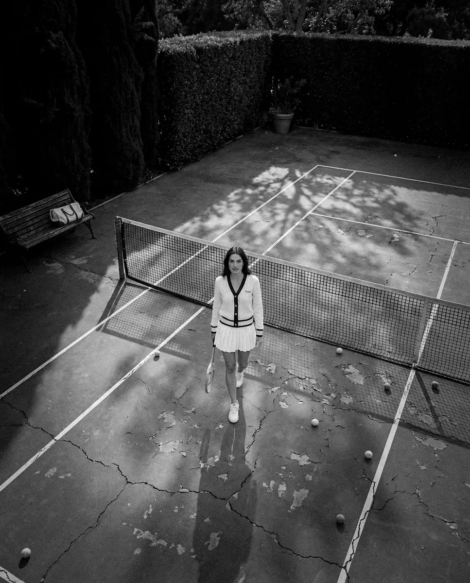Éditorial noir et blanc contre-plongée court tennis modèle Frame, campagne IA — Trendy Colors