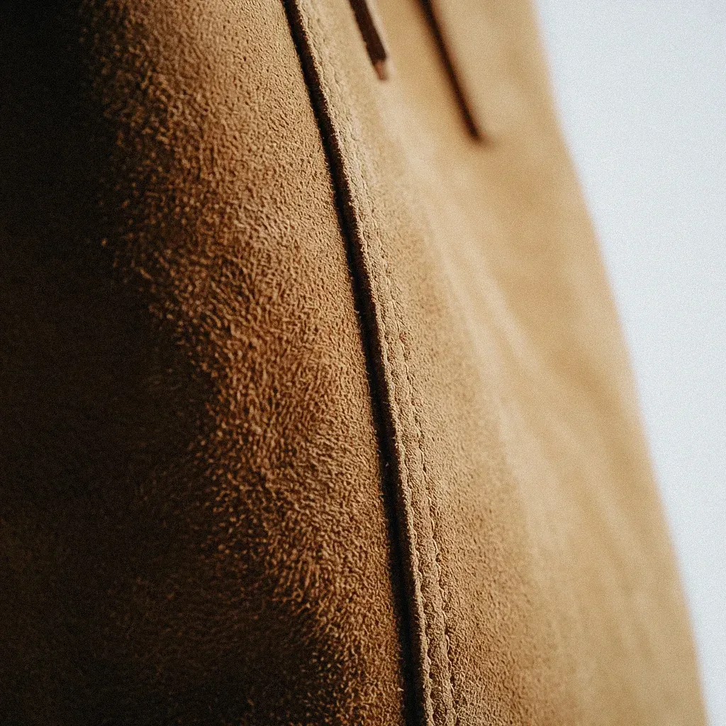 Focus macro matière suédée tote bag cuir fauve, contenu IA — Trendy Colors