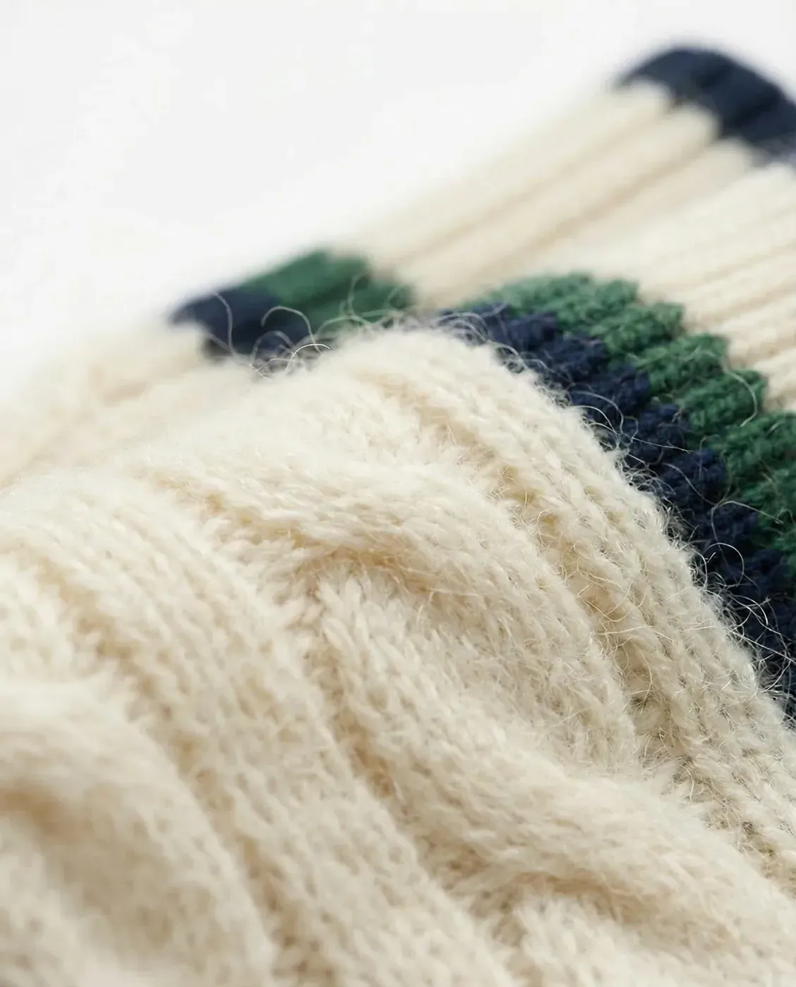 Focus macro texture cable-knit cardigan tennis Frame, création IA — Trendy Colors