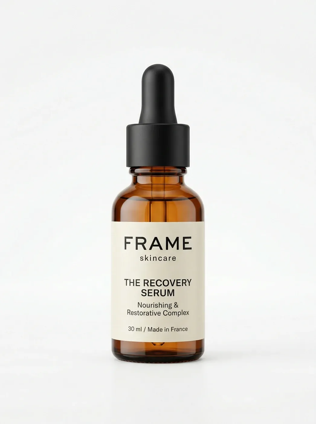 Packshot sérum skincare flacon ouvert pipette et goutte posées fond blanc, visuel produit IA — Trendy Colors